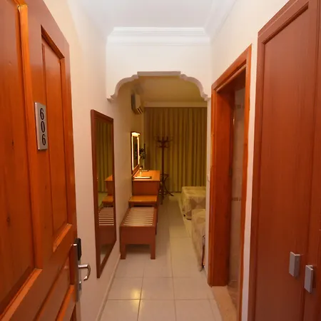 Hotel Saray 2*